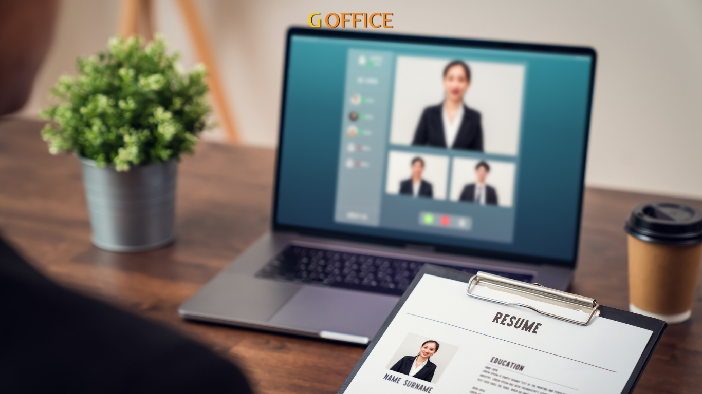 Chuyên viên tuyển dụng tìm kiếm ứng viên tài năng cho công ty 