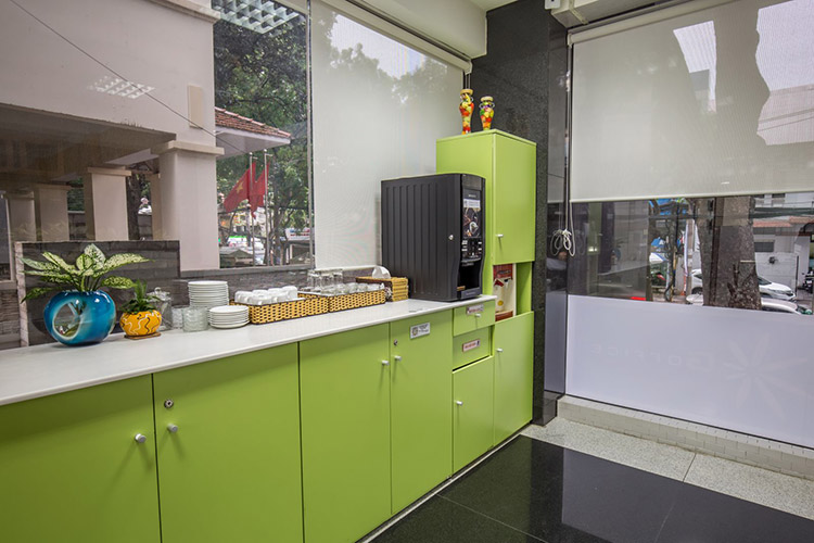 Quầy nước bố trí tiện lợi cho khách thuê văn phòng tại G-OFFICE