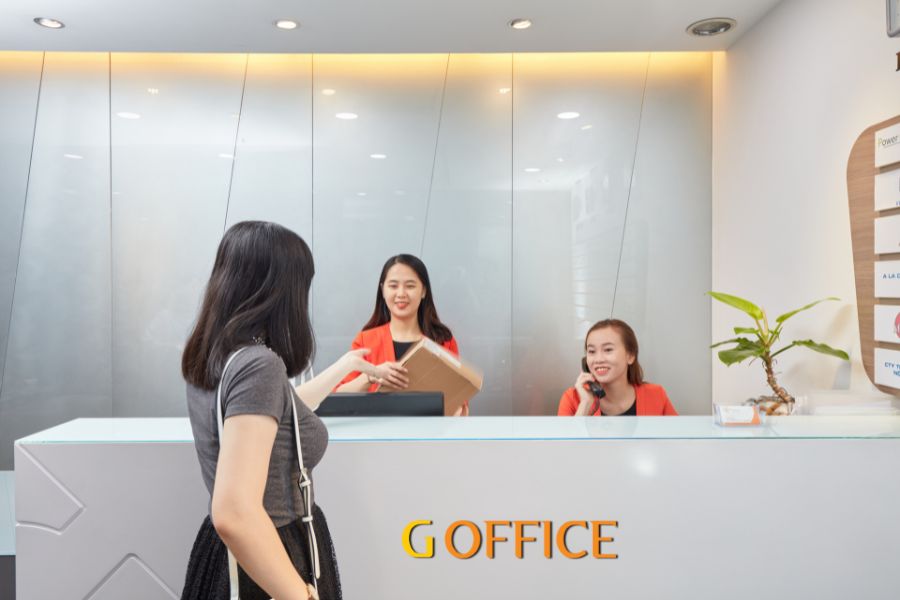 Nhân viên lễ tân tại văn phòng ảo vincom center của g office