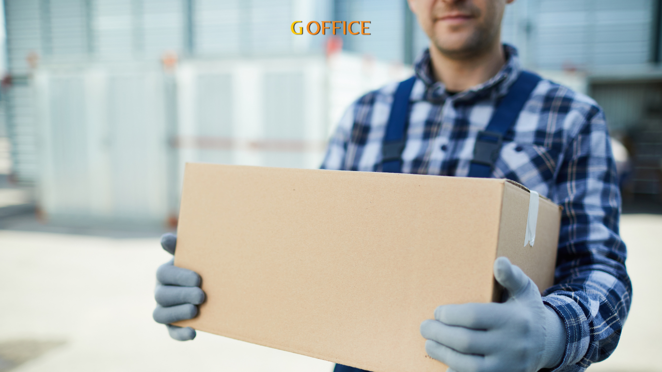 Chuẩn bị vật dụng đóng gói trước khi chuyển văn phòng công ty